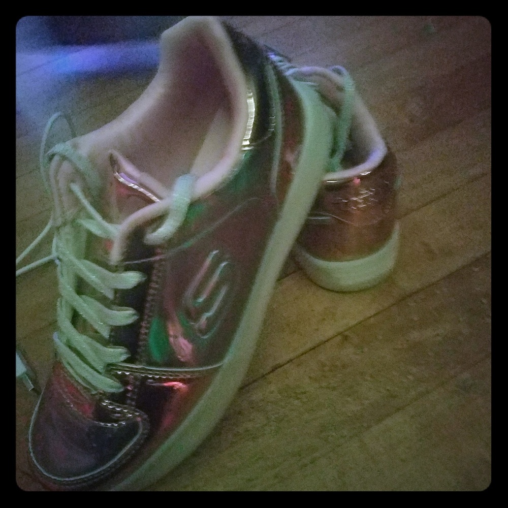 Skecher's girls light-up energy gold tennis shoe